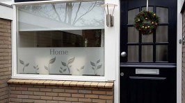 Raamfolie sierlijke blaadjes en tekst home